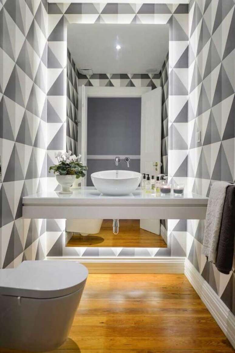 47. Lavabo pequeno decorado com papel de parede geom&eacute;trico cinza &ndash; Foto: Homedit