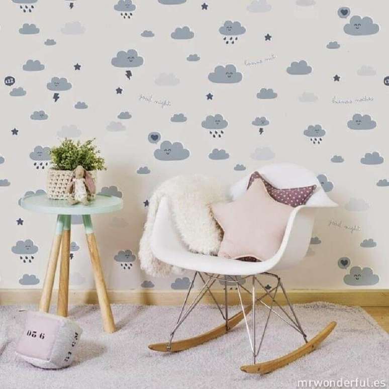 37. Decora&ccedil;&atilde;o l&uacute;dica com papel de parede infantil com estampa de nuvens &ndash; Foto: Pinterest