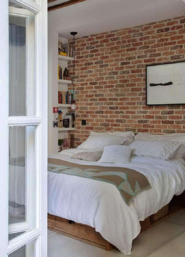 117. Quarto decorado com papel de parede tijolinho &ndash; Foto: Glamour Brasil