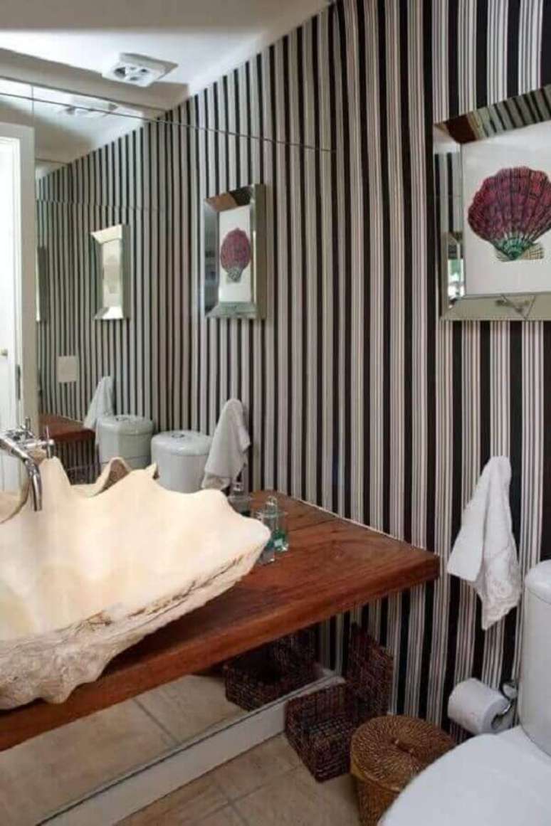 67. Papel de parede para banheiro decorado com bancada de madeira e cuba feita em pedra &ndash; Foto: Urbano Studio