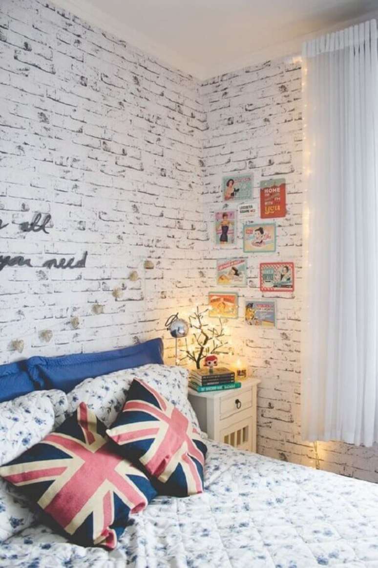 116. Quarto branco decorado com papel de parede tijolinho &ndash; Foto: Casa & Artesanato
