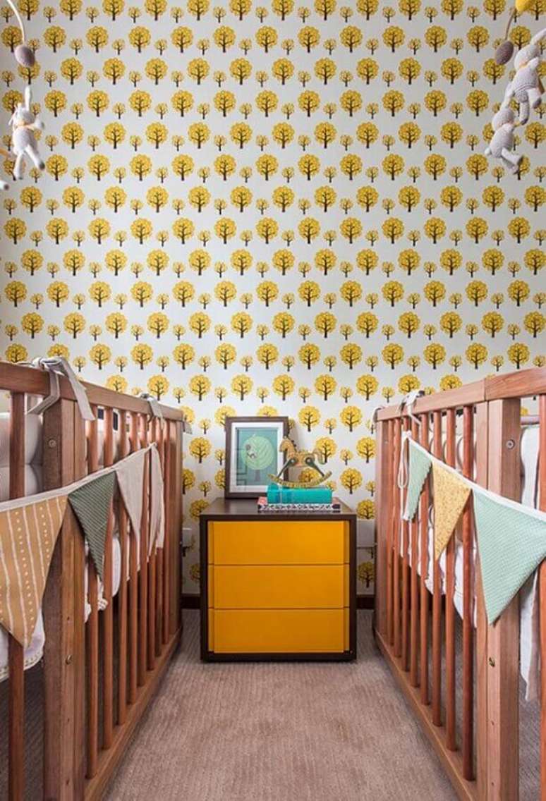 82. Papel de parede para quarto de beb&ecirc; g&ecirc;meos com ber&ccedil;os de madeira &ndash; Foto: Pinterest
