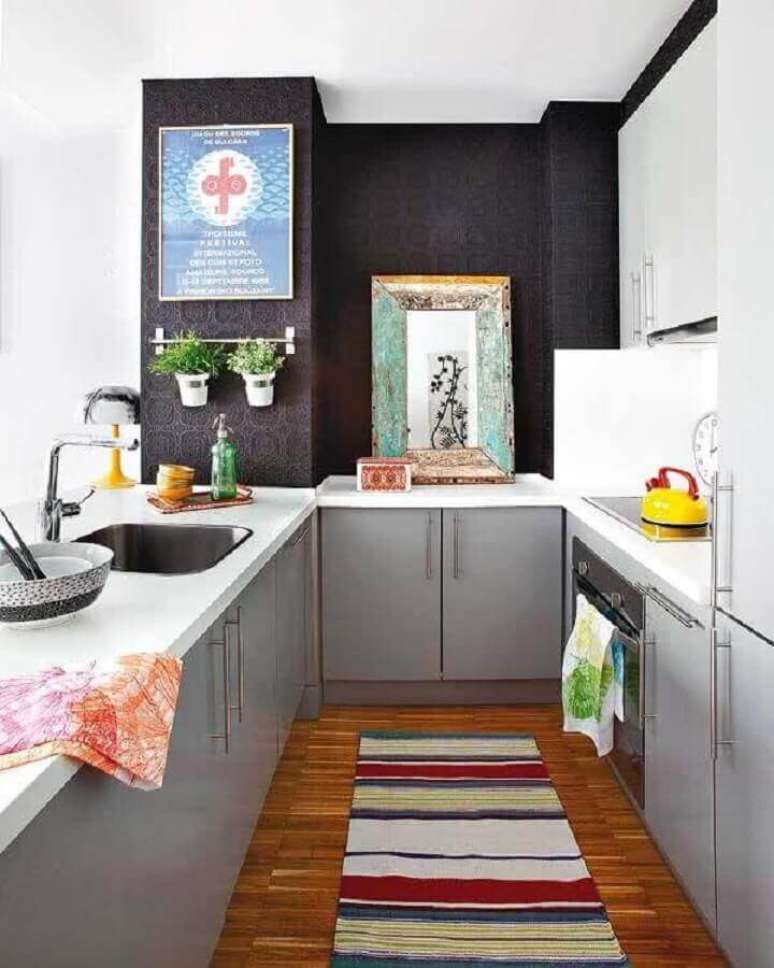 33. Papel de parede preto para cozinha corredor planejada com arm&aacute;rios cinza &ndash; Foto: Decoholic