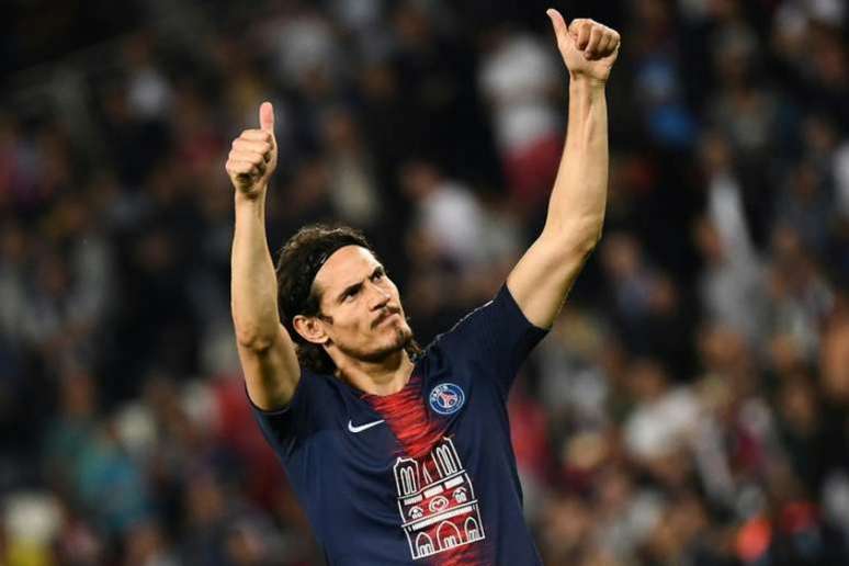 Edinson Cavani cumpre suas últimas semanas de contrato com o PSG e se interessou pelo futebol brasileiro (AFP)