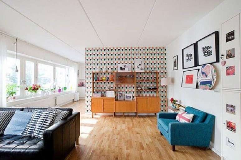 125. Papel de parede colorido com estampa geom&eacute;trica para sala simples decorada &ndash; Foto: Lisbet