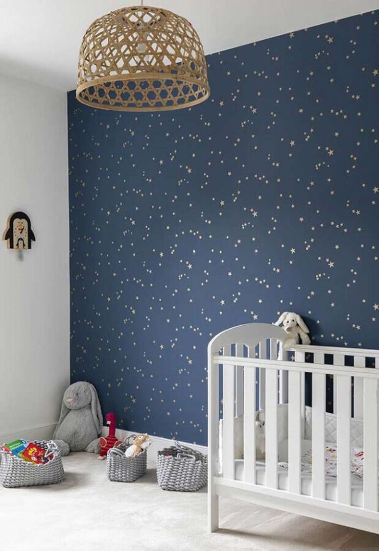 79. Papel de parede azul para quarto com estampa de pequenas estrelas douradas &ndash; Foto: Ok Chicas