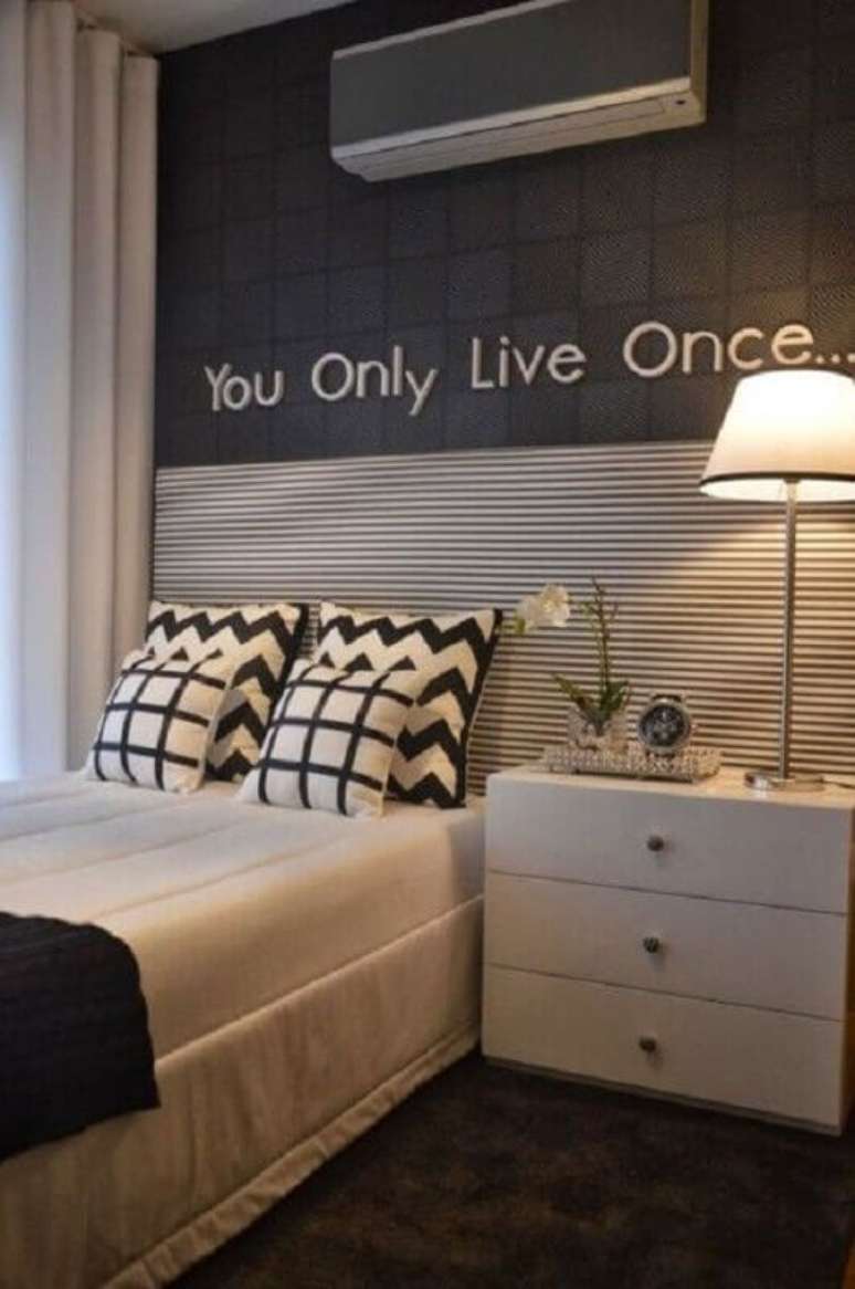 23. Cores escuras s&atilde;o as mais usadas para papel de parede para quarto masculino &ndash; Foto: Gazeta do Povo