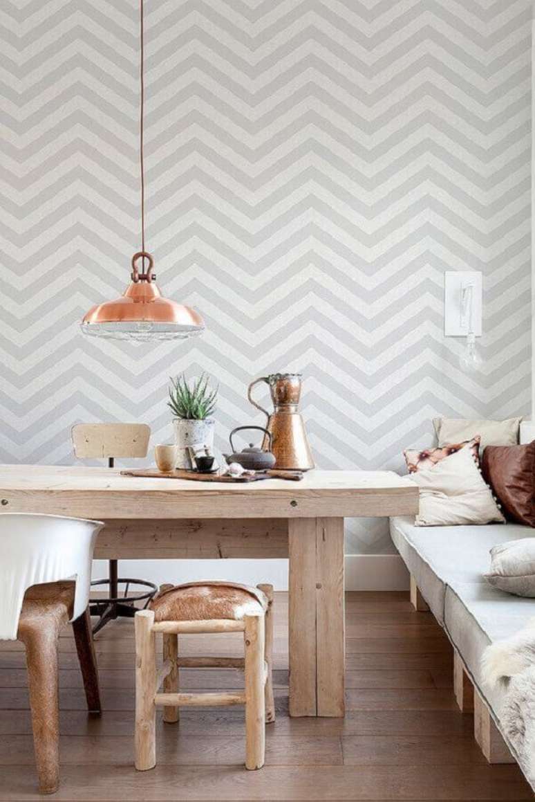 53. Papel de parede cinza e branco com estampa chevron para decora&ccedil;&atilde;o de sala de jantar com mesa de madeira r&uacute;stica &ndash; Foto: Homedit