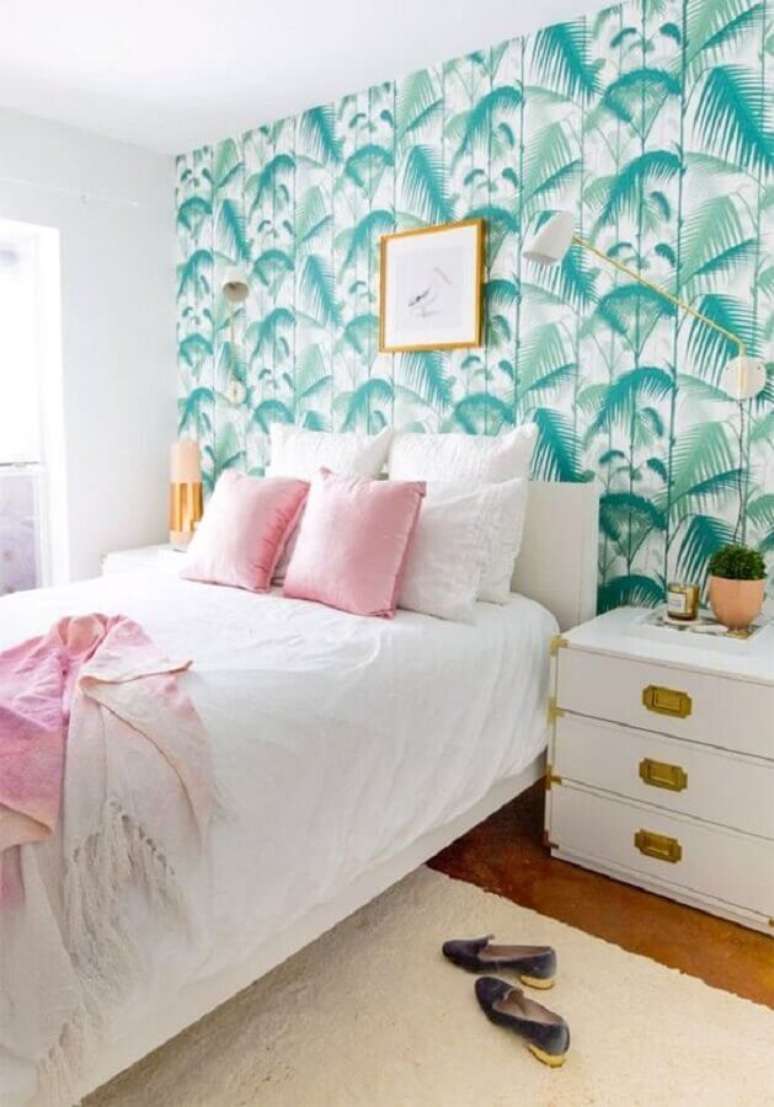 22. O papel de parede feminino com estampa de folhagens se destacou na decora&ccedil;&atilde;o do quarto bem clean &ndash; Foto: Casa e Cozinha