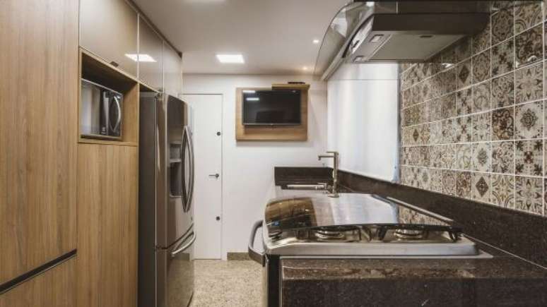 58. At&eacute; mesmo a cozinha pode ter um painel para tv &ndash; Projeto: Viviane Casimiro