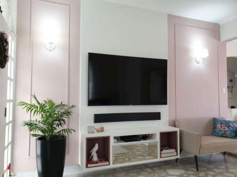 61. Decoração com home theater e painel para tv – Projeto: Larissa Minatti