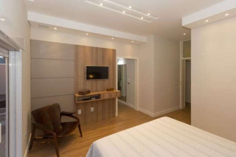 63. Quarto de casal com painel de madeira para tv &ndash; Projeto: Engenharia e arquitetura