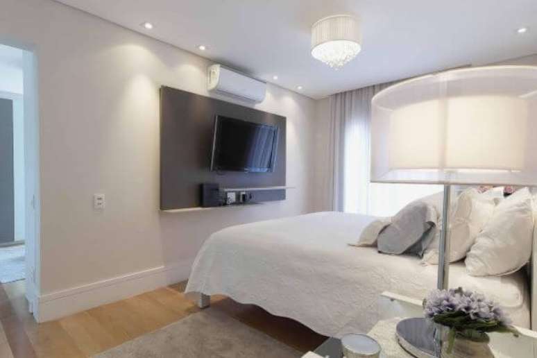 64. Quarto de casal com painel suspenso para tv &ndash; Projeto: Daniela Marques Arquitetura