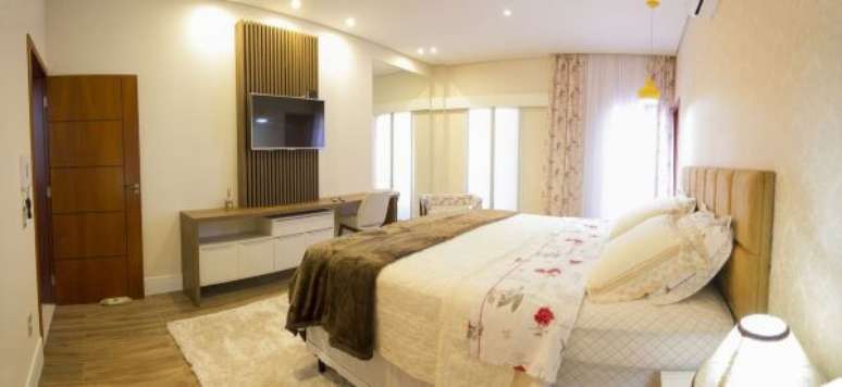69. Quarto de casal com painel de madeira para tv &ndash; Projeto: Manoela Lustosa