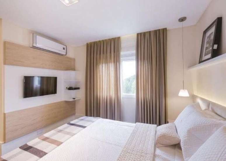 71. Quarto de casal com painel para tv simples &ndash; Projeto: Conseil Brasil