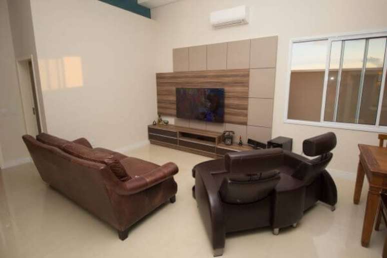 81. Sala de estar com sofá de couro e painel para tv clássico – Projeto: Engenharia e Arquitetura