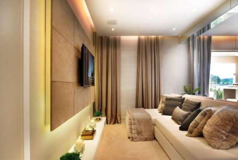 10. Sala de estar com painel para tv de madeira &ndash; Projeto: Quitete Faria