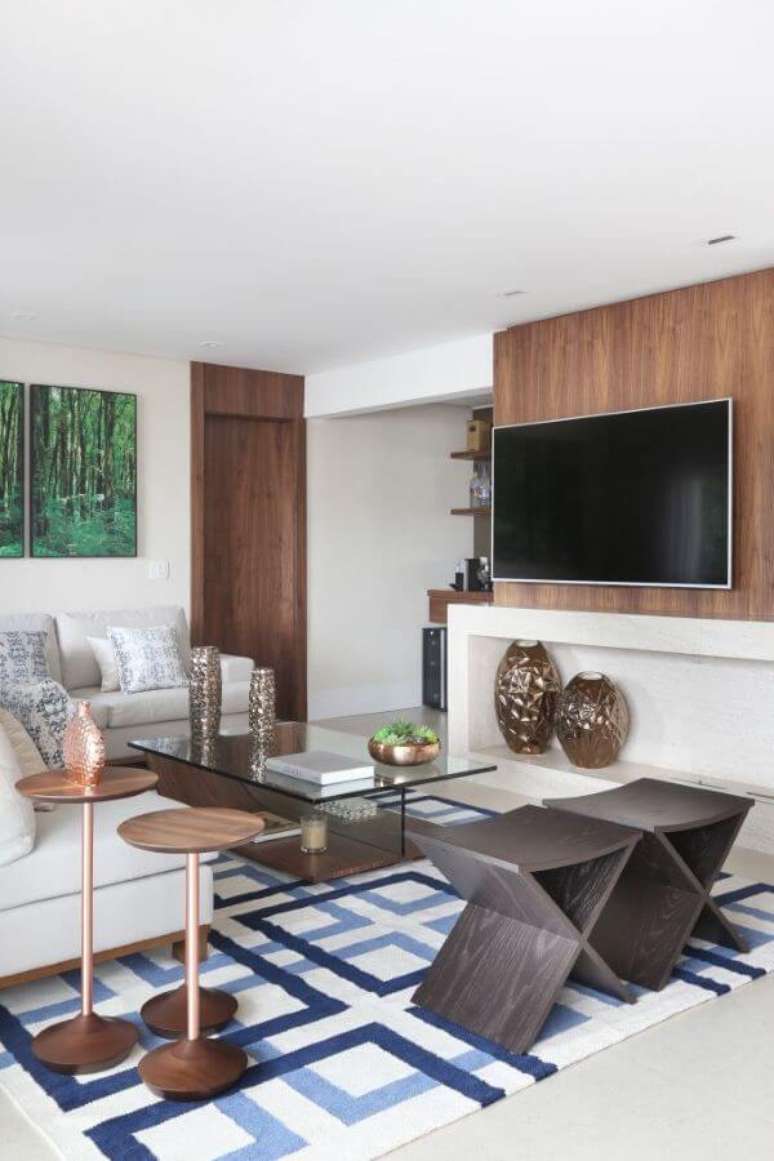 12. Sala de estar com painel para tv e nicho branco embutido &ndash; Projeto: SP Estudio