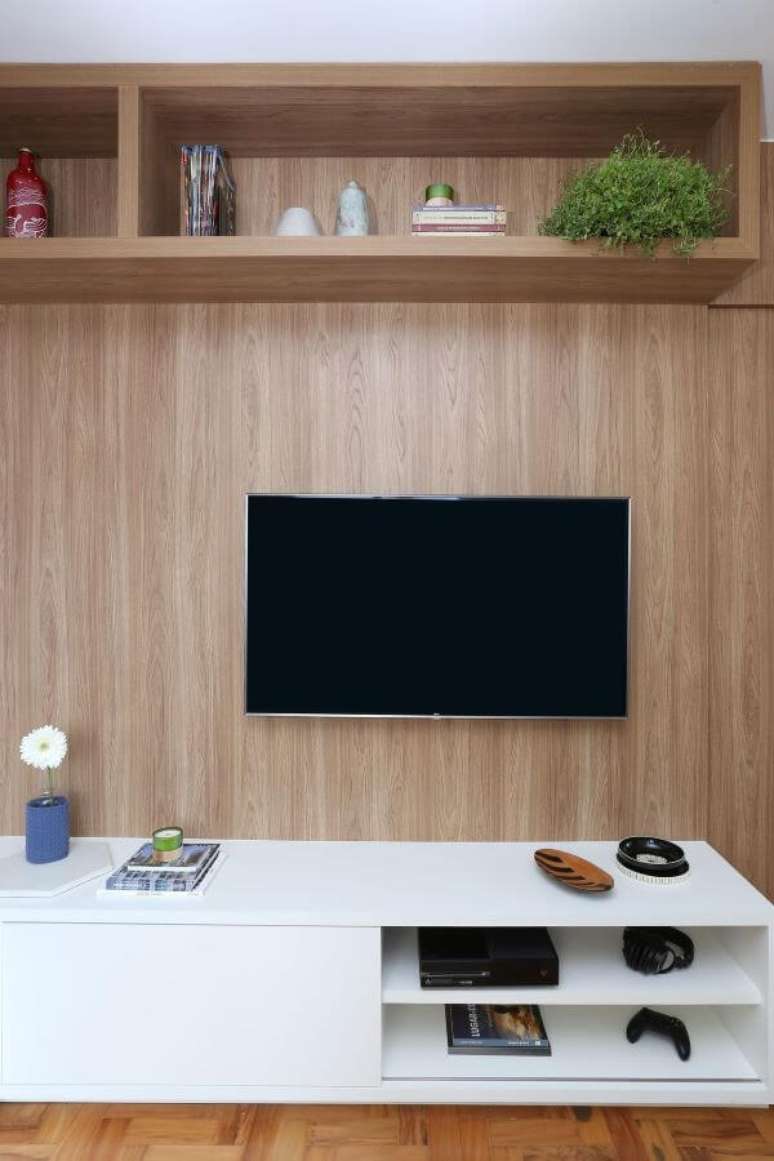 13. Decoração de sala de estar com rack branco e painel para tv – Projeto: Arquiteto em casa