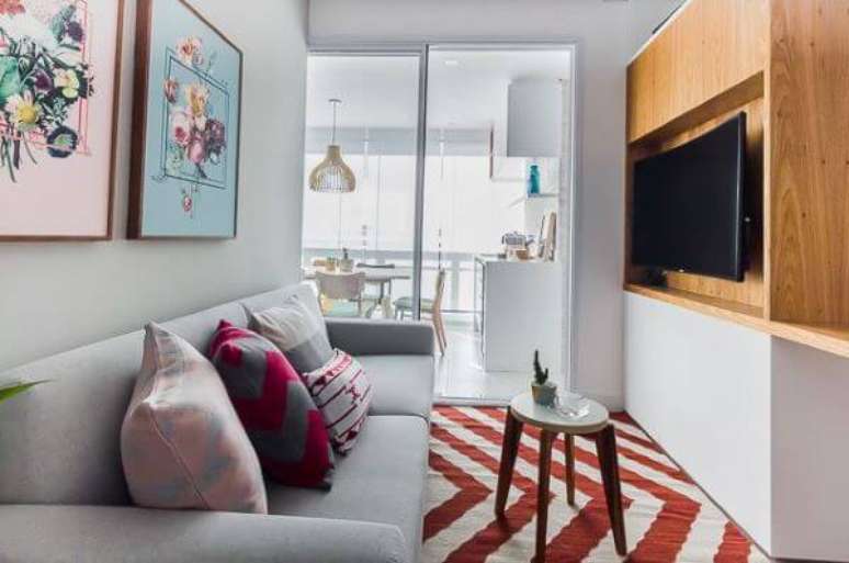 16. Decora&ccedil;&atilde;o com painel de tv para sala pequena &ndash; Projeto: Duda Senna