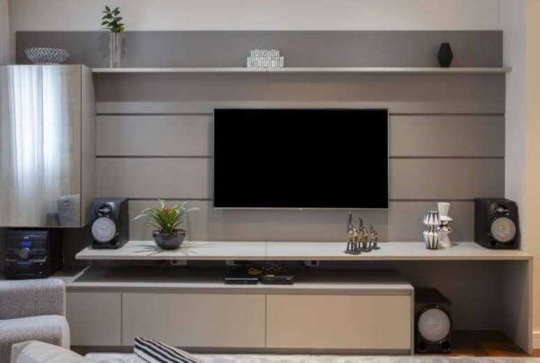 18. Decora&ccedil;&atilde;o de sala de estar com painel de tv clean e sofisticado &ndash; Projeto: Cris Paola