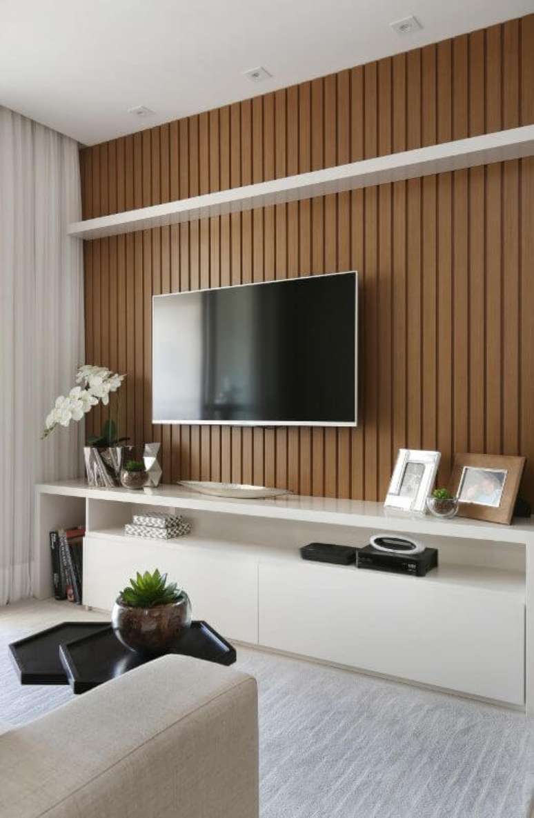 21. Sala de estar com painel de madeira para tv – Projeto: Bianchi Lima