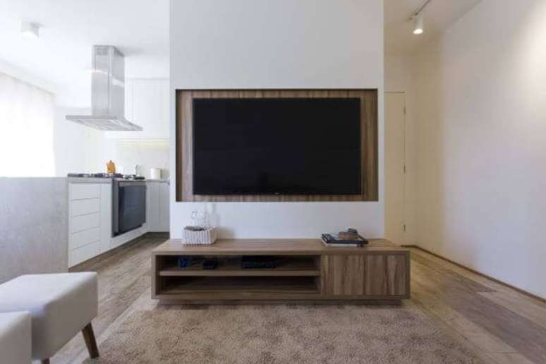 2o. Painel para tv branco com rack de madeira – Projeto: Pagama Arq Design