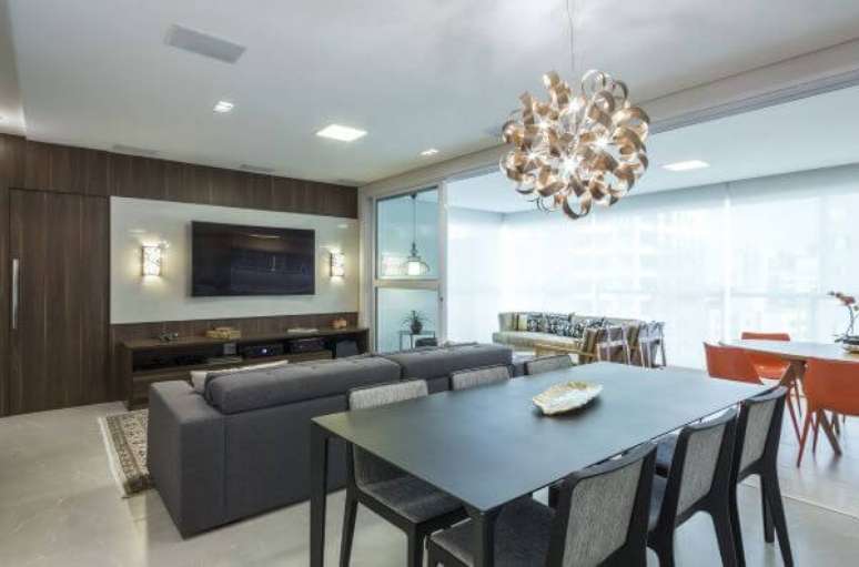 23. Sala de estar com painel de madeira para tv &ndash; Projeto: Arquiteta Petini