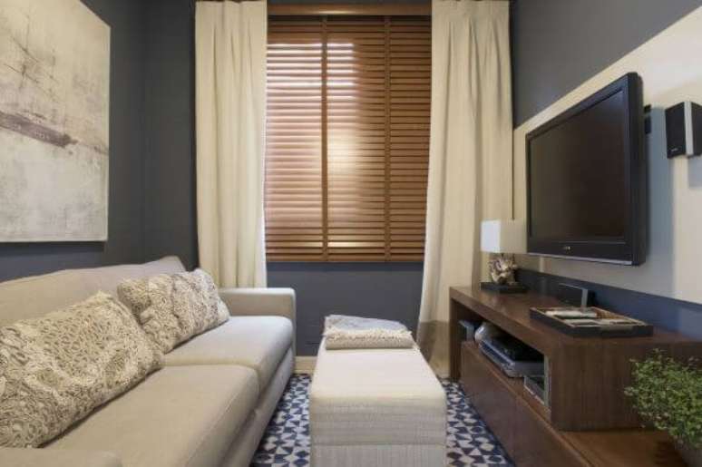 35. Painel para tv branco com rack de madeira &ndash; Projeto: Cristina Lembi