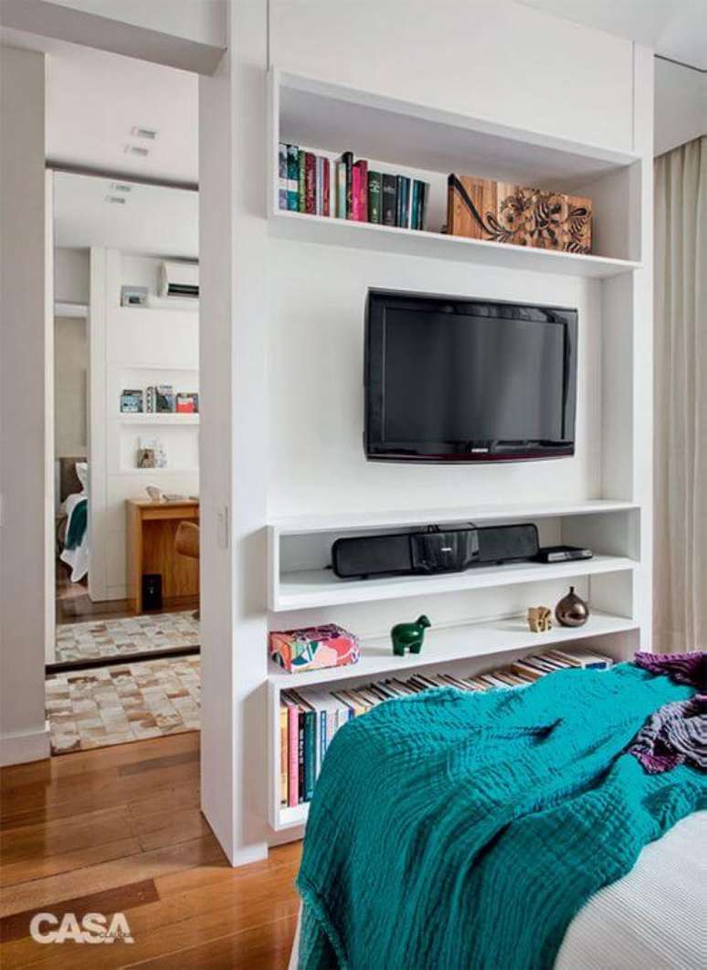 48. Use o painel para tv com prateleiras e nichos para organizar seu quarto – Via: Casa Abril