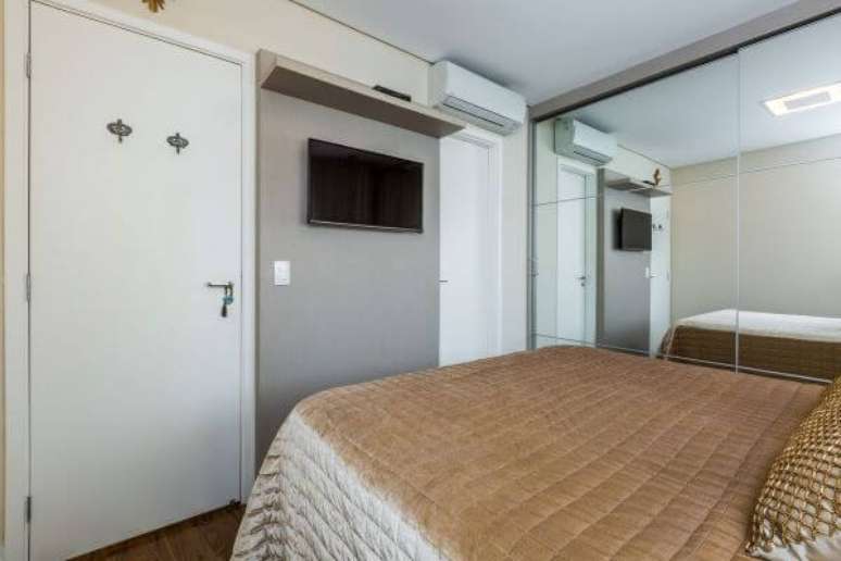 49. Painel para tv pequeno no quarto de casal &ndash; Via: By Arquitetura