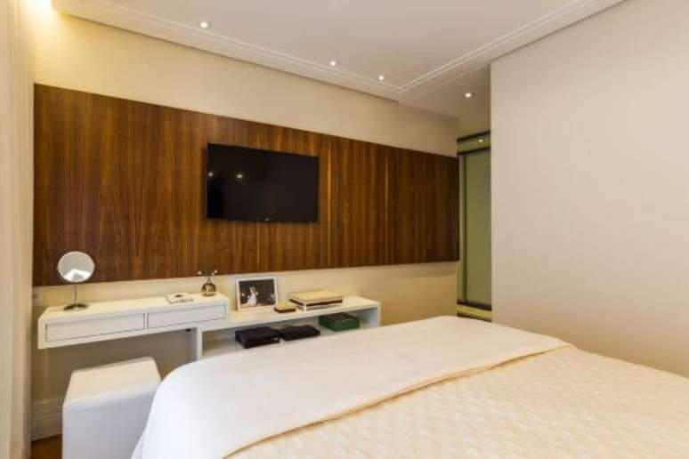 50. Use um painel para tv que seja pr&aacute;tico para seu quarto &ndash; Projeto: By Arquitetura