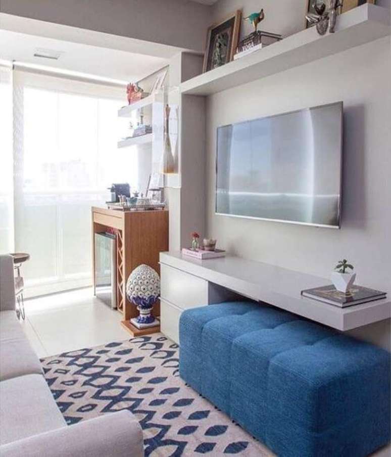 56. Sala pequena com painel para tv branco e puff azul – Via: Pinterest
