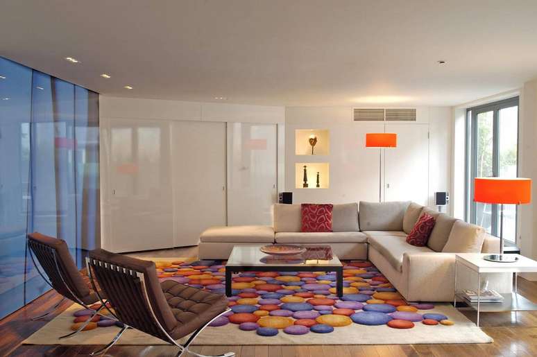 20. Tapete geom&eacute;trico colorido fica &oacute;timo como destaque de ambiente &ndash; Foto: Lola Home