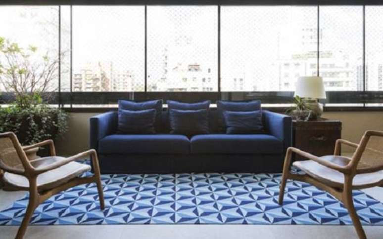 21. Tapete geométrico azul combinando com os móveis compõe uma bela decoração – Foto: Casa Vogue