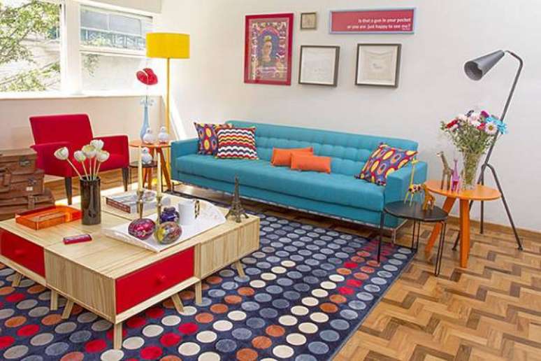 15. Tapete colorido em uma decora&ccedil;&atilde;o colorida resultado, uma sala incr&iacute;vel &ndash; Foto: Via Pinterest