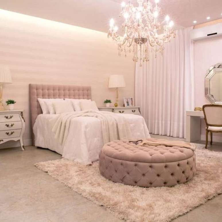 37. Tapete felpudo no quarto traz uma sensa&ccedil;&atilde;o de aconchego &ndash; Foto: Viva Decora