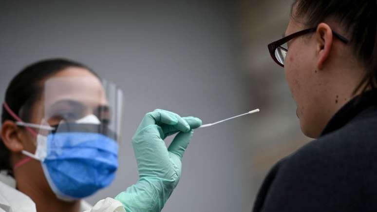 Governo de SP promete zerar fila de exame para coronavírus em duas semanas