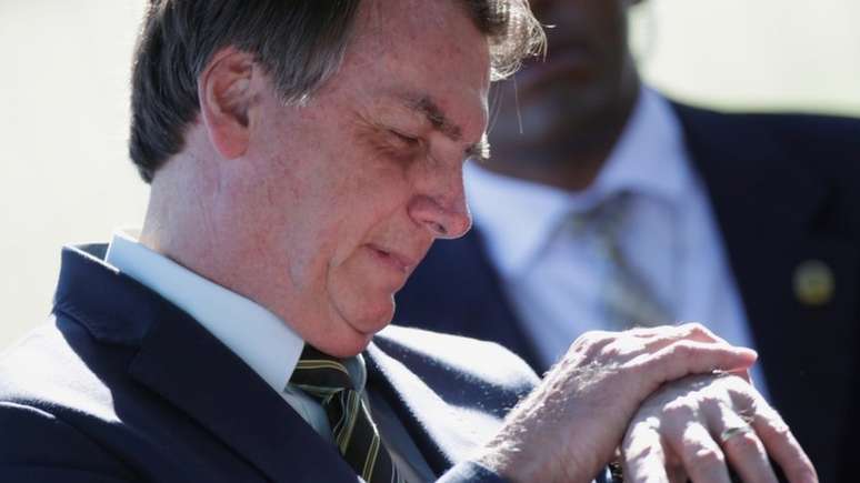 Bolsonaro nesta quinta-feira (2) em frente ao Palácio da Alvorada; mais tarde, ele deu entrevista à rádio Jovem Pan defendendo relaxamento de medidas de isolamento para contenção do coronavírus