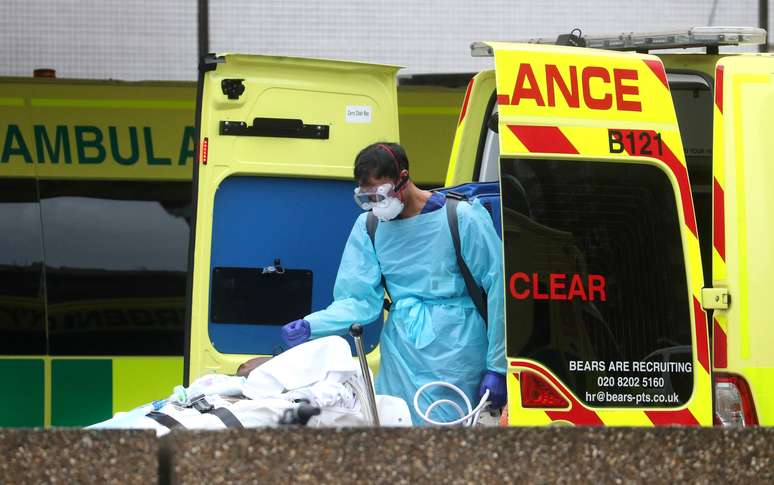Paramédico com máscara e luvas de proteção contra coronavírus conduz paciente a hospital em Londres
01/04/2020
REUTERS/Hannah McKay