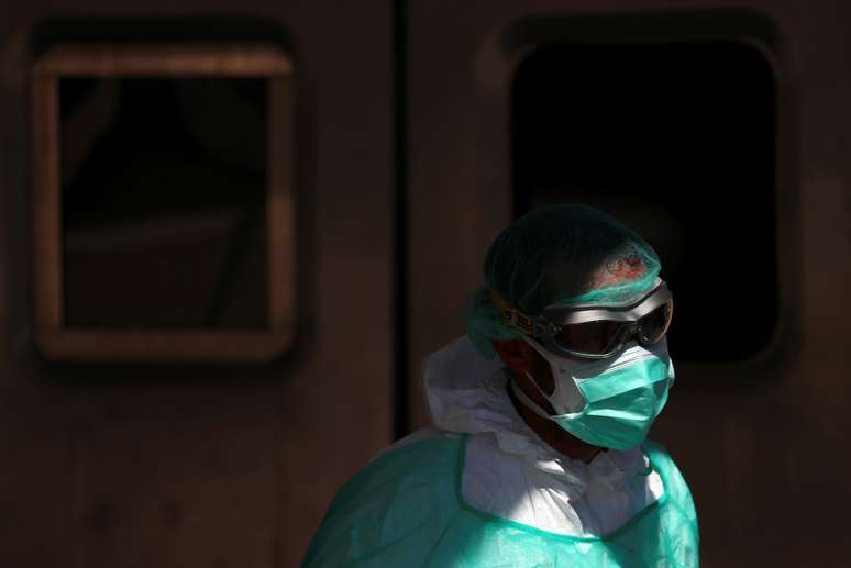 Agente de saúde com máscara de proteção contra coronavírus se dirige a entrada de hospital em Madri
28/03/2020
REUTERS/Sergio Perez