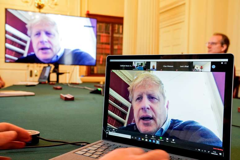 Premiê Boris Johnson participa de reunião por vídeoconferência 28/3/2020 Andrew Parsons/10 Downing Street/via REUTERS 