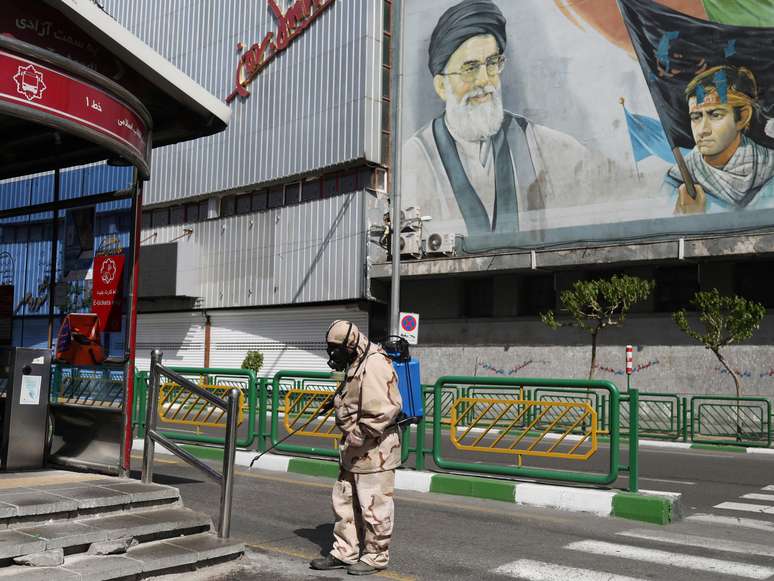 Voluntário com trajes de proteção desinfeta ponto de ônibus em Teerã
03/04/2020 WANA (West Asia News Agency)/Ali Khara via REUTERS