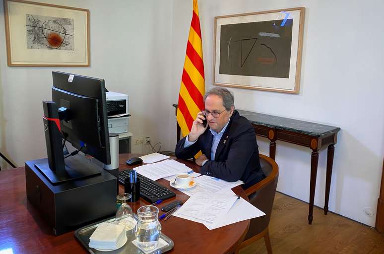L&iacute;der do governo regional da Catalunha, Quim Torra, conversa ao telefone durante entrevista &agrave; Reuters em Barcelona
03/04/2020 GOVERNO REGIONAL DA CATALUNHA/Divulga&ccedil;&atilde;o via REUTERS 