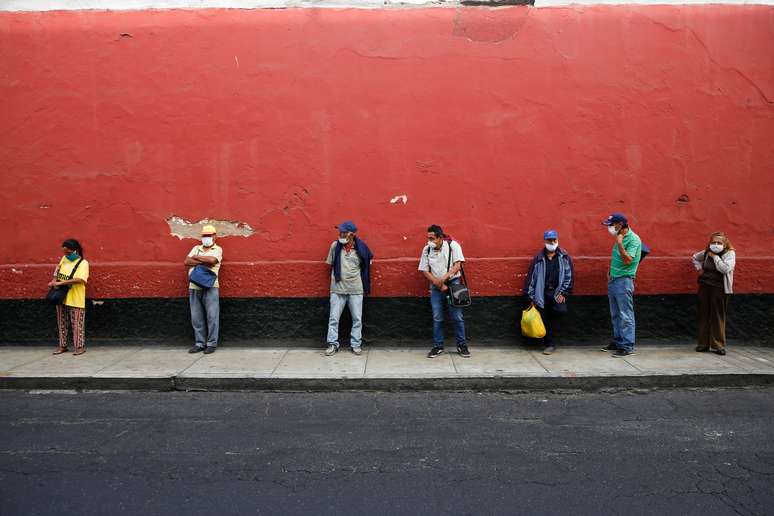 Pessoas fazem fila para exame médico em Lima
31/03/2020
REUTERS/Sebastian Castaneda