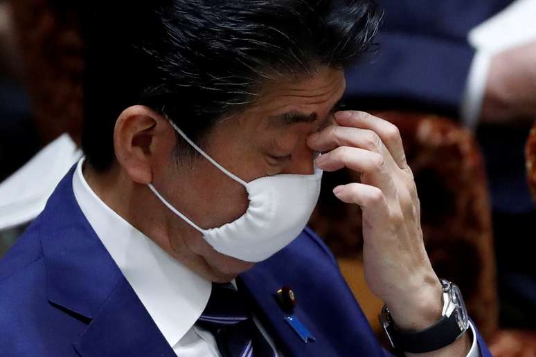Premi&ecirc; japon&ecirc;s, Shinzo Abe, usa m&aacute;scara de prote&ccedil;&atilde;o em sess&atilde;o parlamentar
01/04/2020
REUTERS/Issei Kato/File Photo