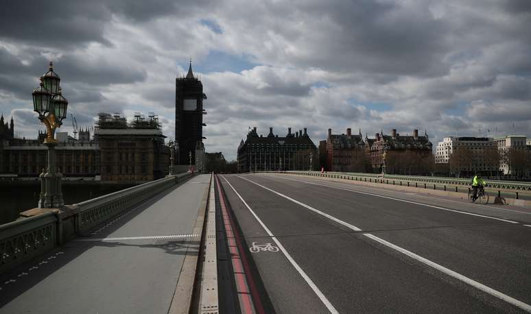 Ciclista atravessa ponte de Westminster vazia em Londres em meio à pandemia de Covid-19
03/04/2020 REUTERS/Hannah McKay 