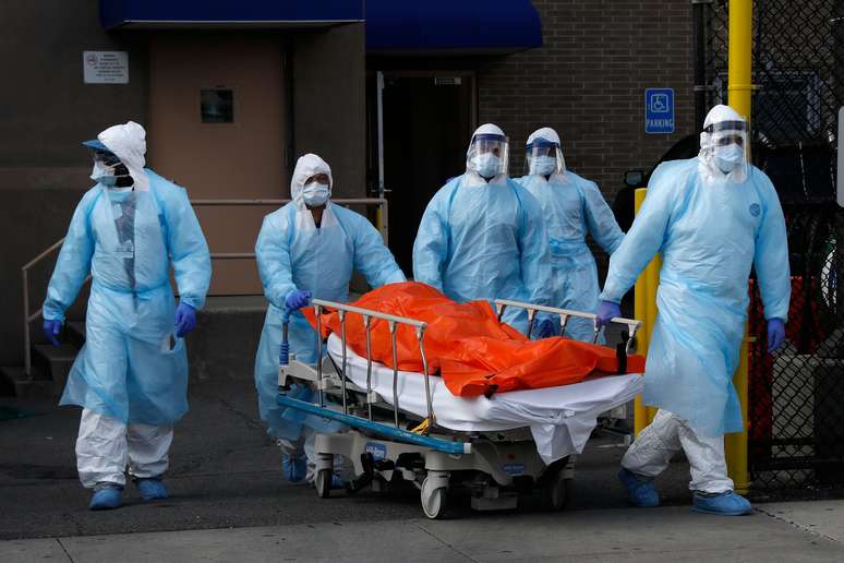 Funcionários levando corpo de vítima do coronavírus no Wyckoff Heights Medical Center no Brooklyn, Nova York.
02/04/2020
REUTERS/Brendan Mcdermid