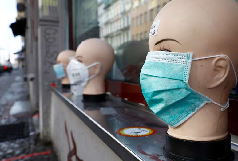 Loja de Berlim exibe máscaras de proteção em meio ao surto do Covid-19 
03/04/2020
REUTERS/Michele Tantussi 