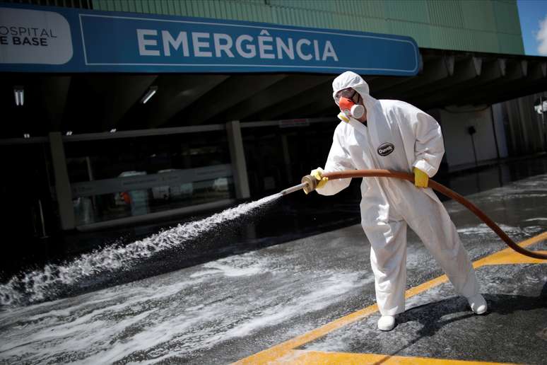 Trabalhador desinfecta entrada de hospital em Brasília (DF) durante pandemia de coronavírus 
31/03/2020
REUTERS/Ueslei Marcelino